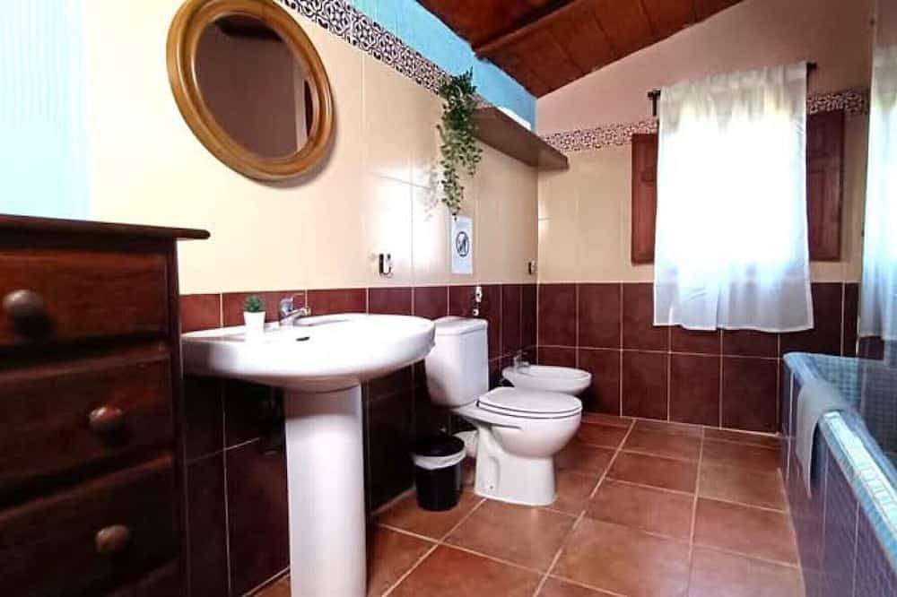 Country House 'La Serrana' with Mountain View, Wi-Fi and Air Conditioning in Pizarra, Málaga Province