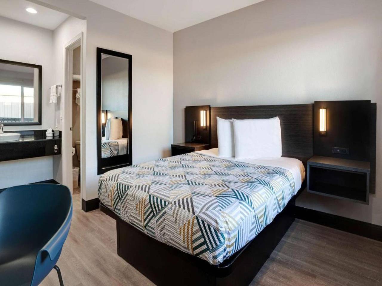 Apartamento entero, 1 cama tamaño queen | Ducha y microondas in Eureka, California North Coast