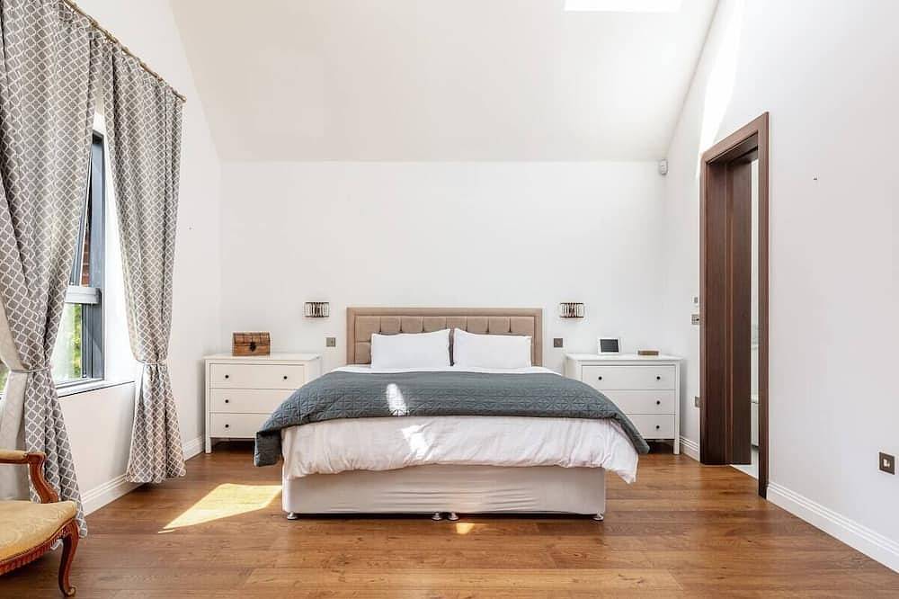 Highgate - Luxury 4-Bedroom Spacious House with Indoor Pool in Haringey, London