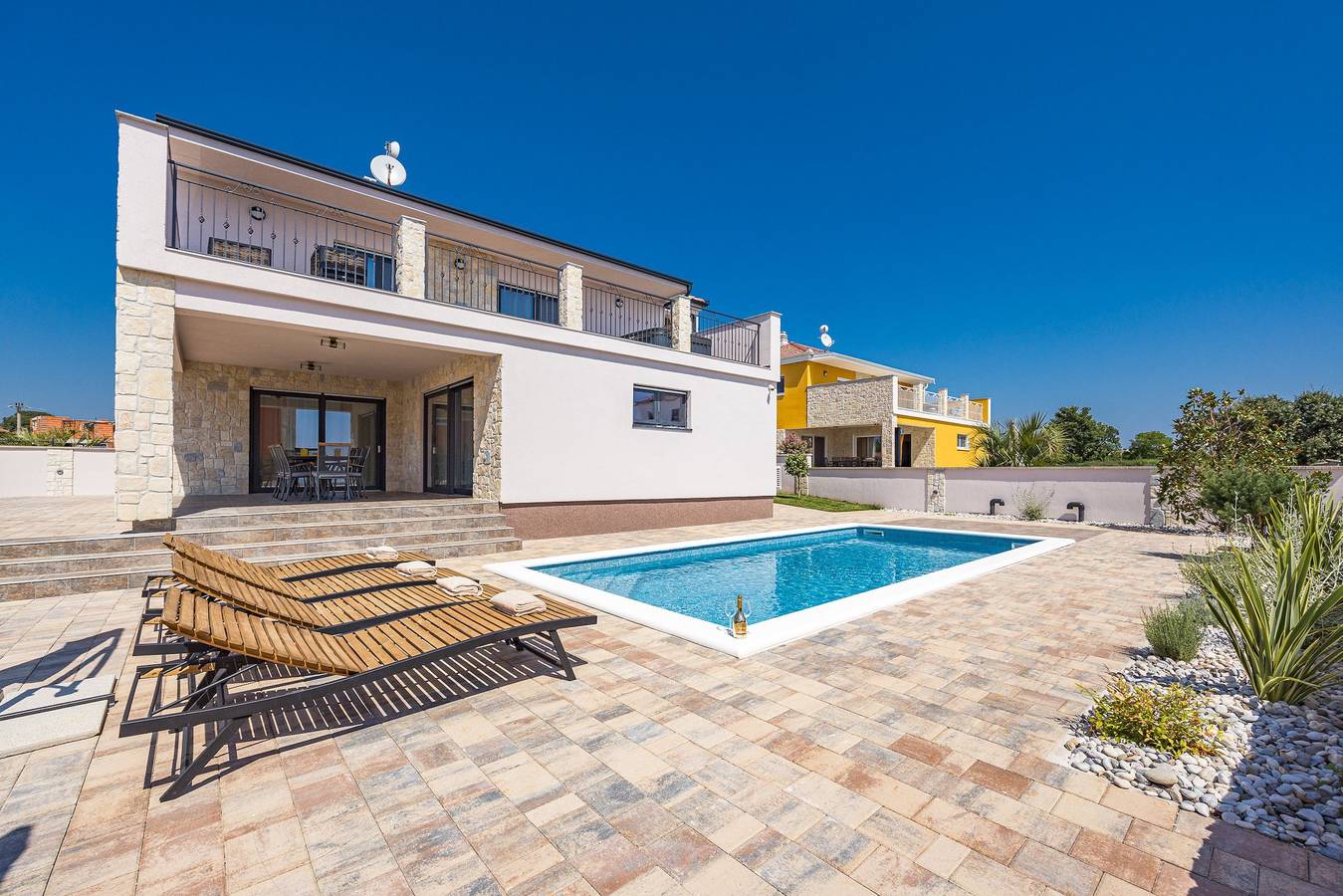 Enchanting Villa Magnolia West with Pool and Jacuz in Marčana, Südküste Istrien