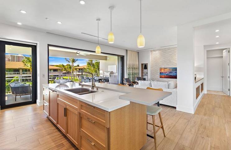 Beach rental for 16 people, with balcony and yard as well as pool and hot tub on Maui