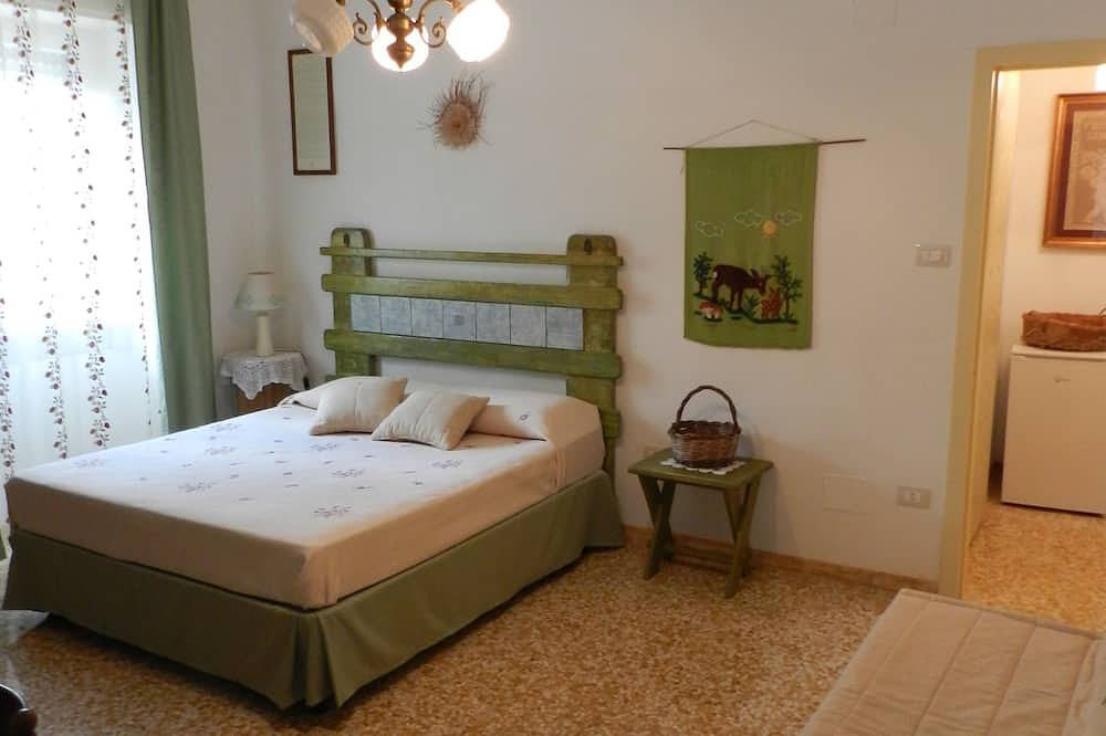 Entire apartment, House In The Court With Terrace in the historic center of Taviano 7 km from the sea in Taviano, Gulf of Taranto