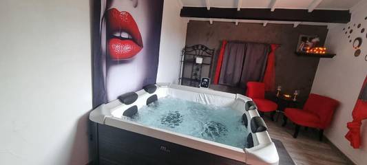 Gîte pour 2 personnes, avec jacuzzi ainsi que jardin et piscine à Villecroze