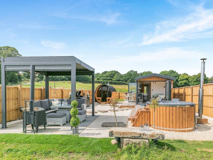 Glamping for 4 people, with garden in Lancashire