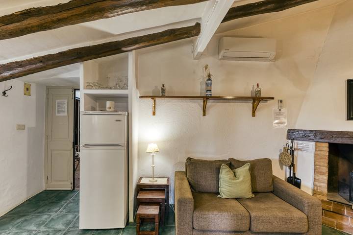 Country House 'El Rebost Rural De Can Gat Vell' with Shared Pool, Wi-Fi and Air Conditioning in Llampaies, Saus, Camallera i Llampaies