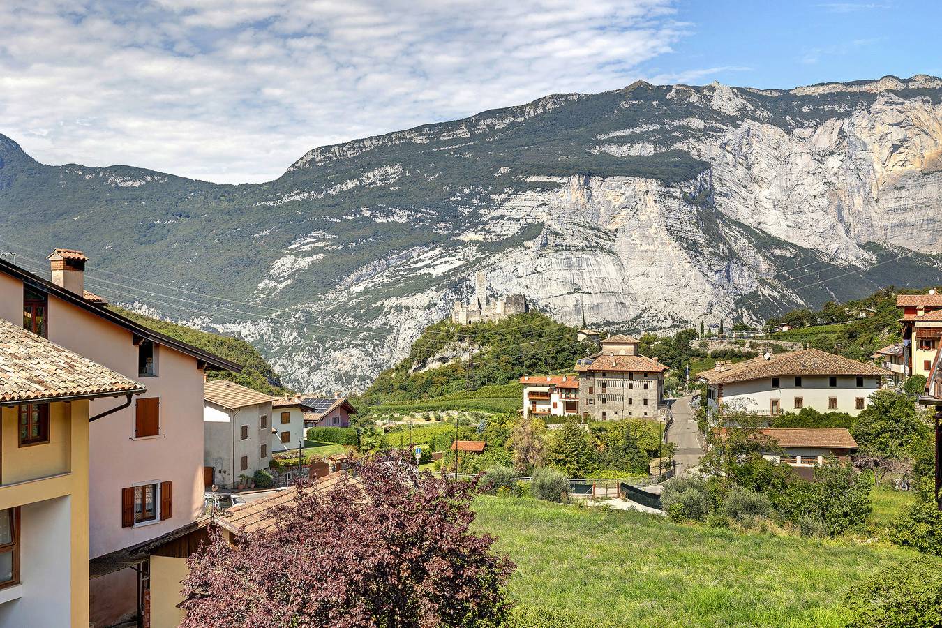 Entire apartment, Apartment 'Castle View' with Mountain View, Balcony and Wi-Fi in Drena, Garda Mountains