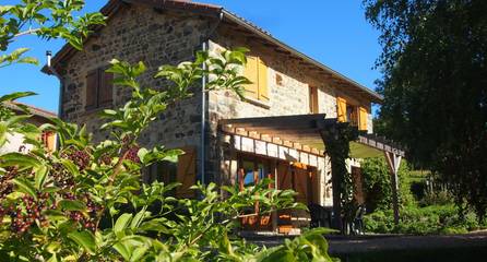 Gîte pour 8 personnes, avec terrasse ainsi que jardin et piscine, animaux acceptés dans Rhône