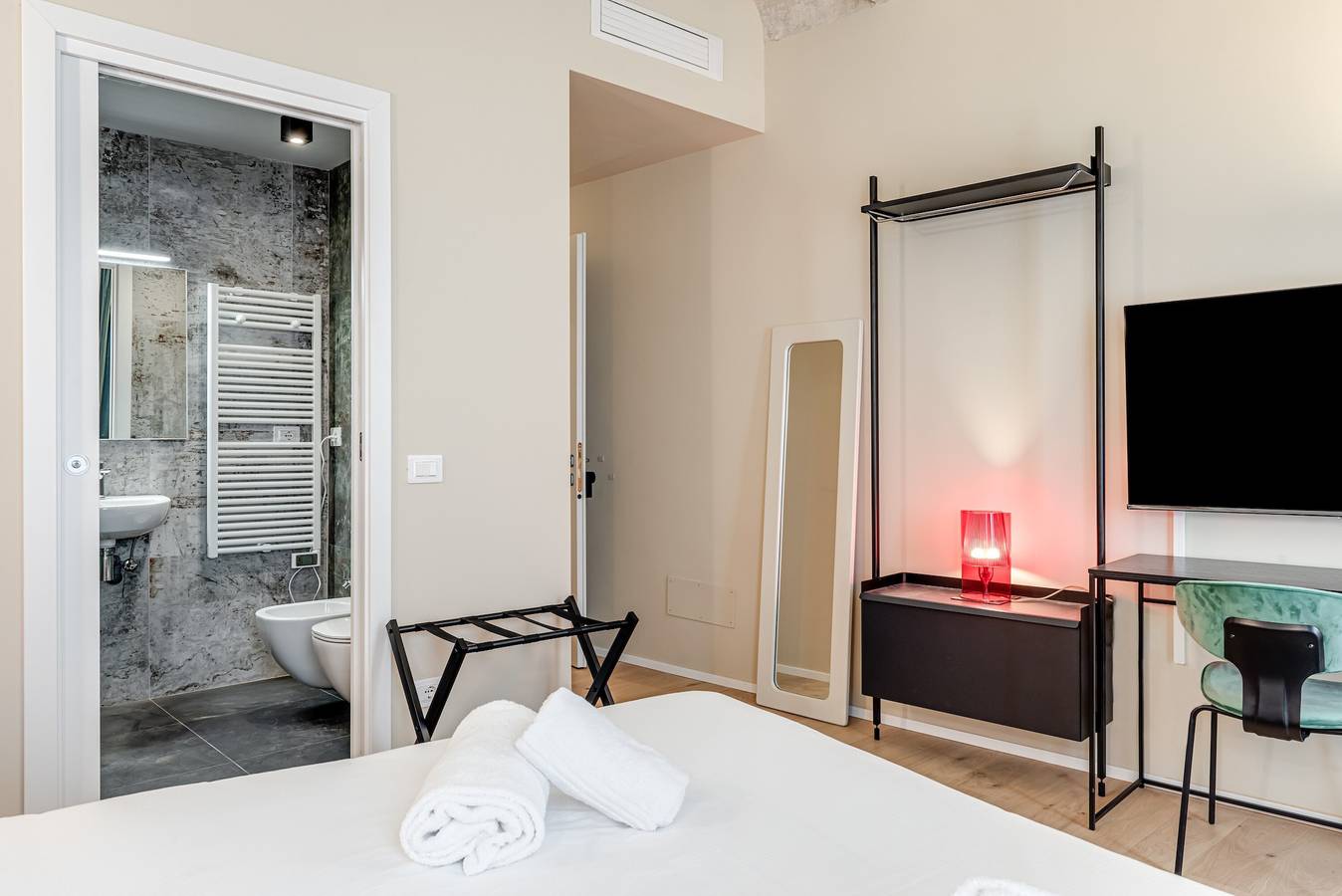 Zimmer 'Florence Rooms Orange' mit Wlan und Klimaanlage in Florence city center, Florenz