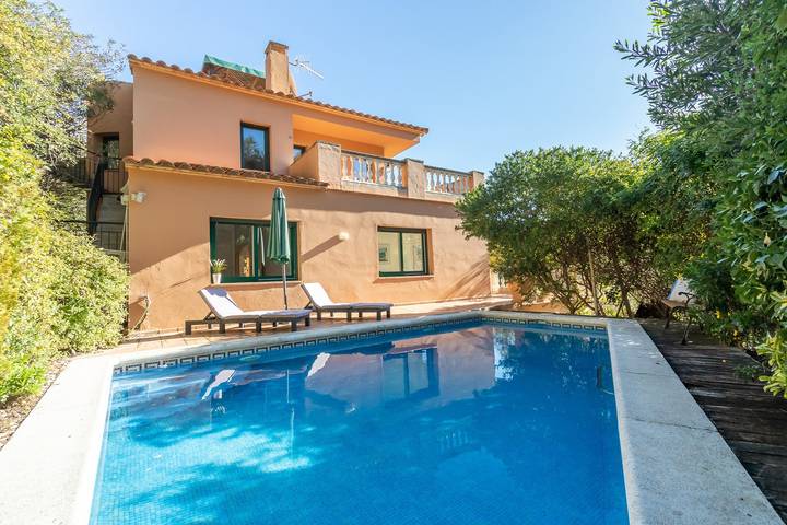 Ferienhaus für 4 Personen, mit Terrasse und Garten sowie Pool in Sa Riera