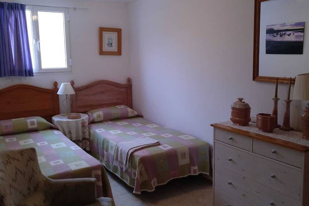 Entire apartment, Two bed  two bath (both  with walkin shower) Apt. with  10X5 heated pool. in El Barrero, Granadilla de Abona