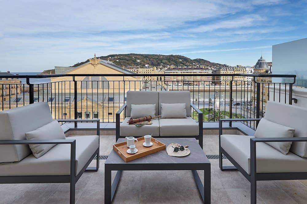 Entire apartment, Eki Terrace by Feelfree Rentals in Playa de la Concha, San Sebastian