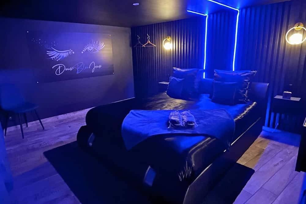 Entire apartment, **Romantic Suite: Private Spa and Pool Table** in Niort, Niort region