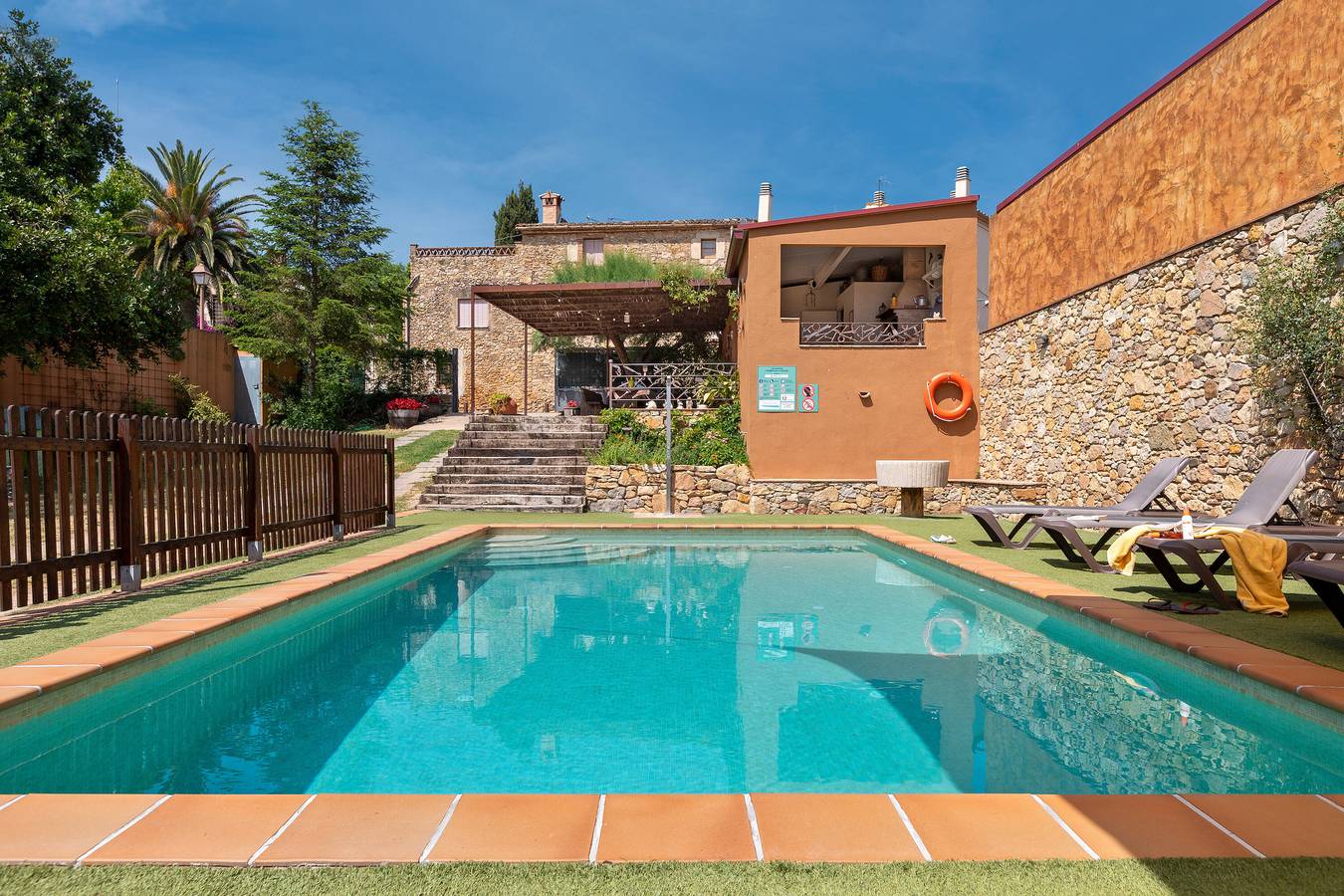 Farmhouse "Can Nentia" with Mountain View, Pool & Wi-Fi in Fonteta, Forallac