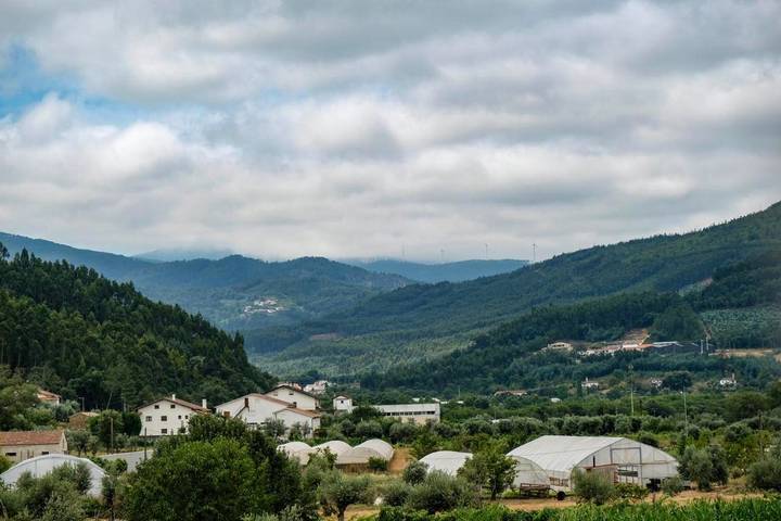 Location de vacances pour 2 personnes, avec vue ainsi que terrasse et jardin dans Góis - 4