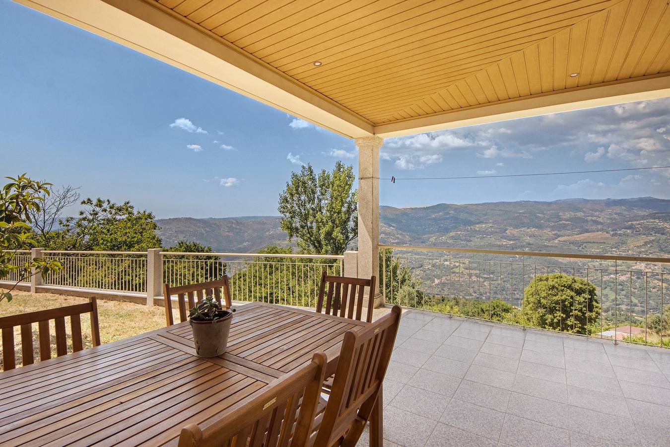 Holiday Home 'Sousa's House - Alojamento Local' with Mountain View, Private Terrace and Wi-Fi in Resende, Douro Valley