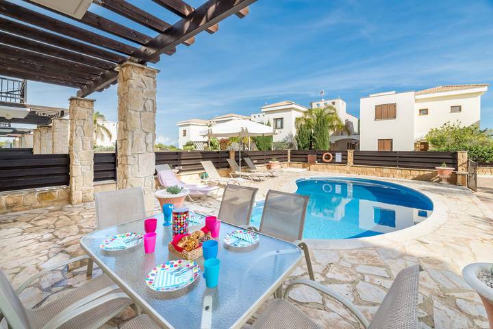 Vacation rental for 6 people, with balcony and yard in Protaras