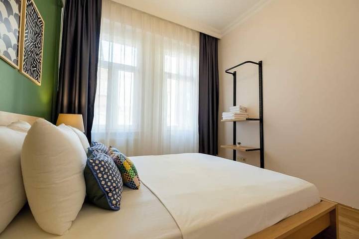 Geheel appartement, Spacious 3-Bedroom, 2-Bathroom Family Apartment in Central Location No Stair in Beyoğlu, Istanbul