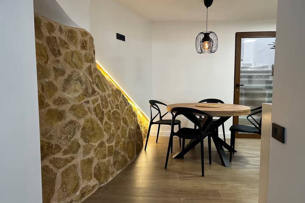Cottage with jacuzzi and fireplace, ideal for couples. in Liétor, Albacete Province