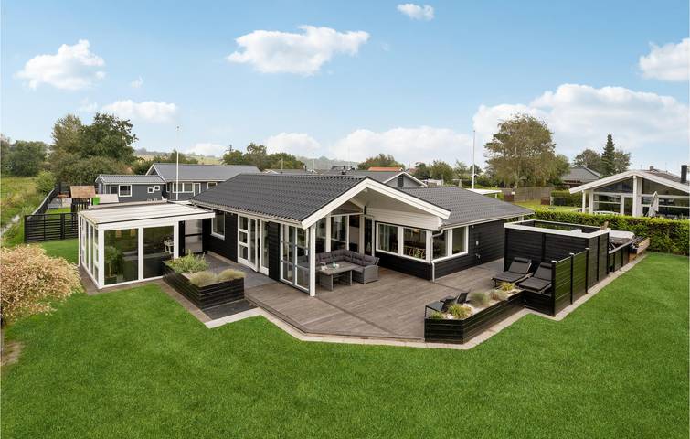 Ferieudlejning for 6 personer, med Terrasse og Have i Vemmingbund