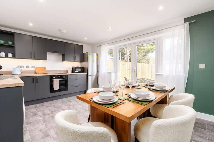 Perfect Booking | 3 Bed & Spacious Parking in Churchdown, Gloucestershire