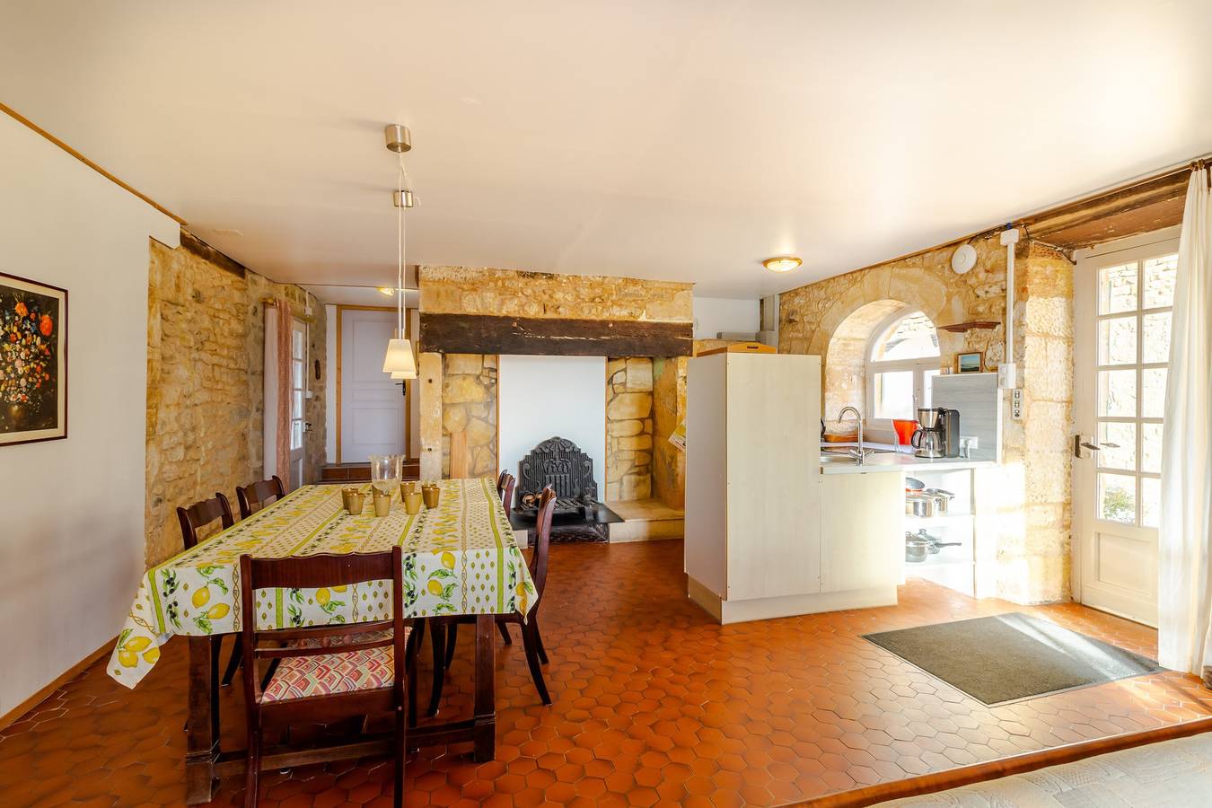 Holiday Home 'Domaine De La Cipière' with Shared Pool, Private Terrace and Wi-Fi in Peyzac-le-Moustier, Périgord Noir