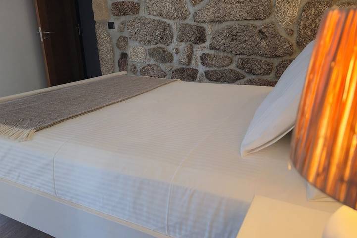 Stone house with an olive grove, a movie theater, and a sim racing setup—sleeps 8 near Serra da Estrela in Beira Interior Norte, Sobral da Serra