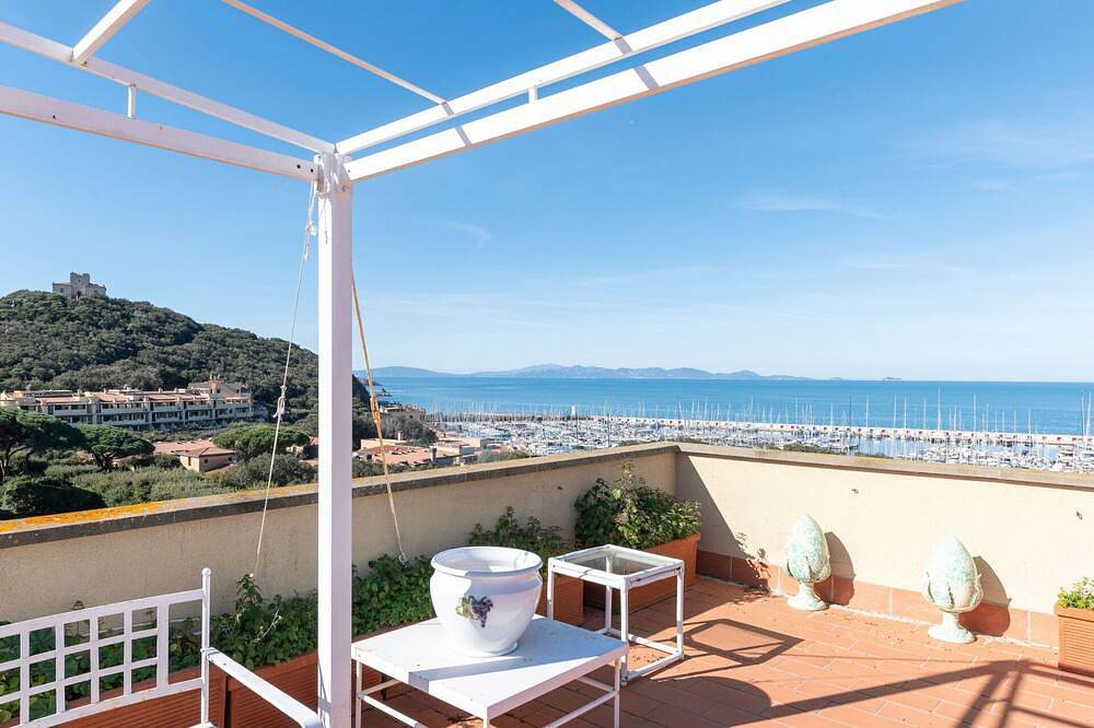 Entire apartment, Nice apartment for 10 people with Wifi, Tv, balcony, pets allowed and parking in Castiglione della Pescaia, Grosseto Province