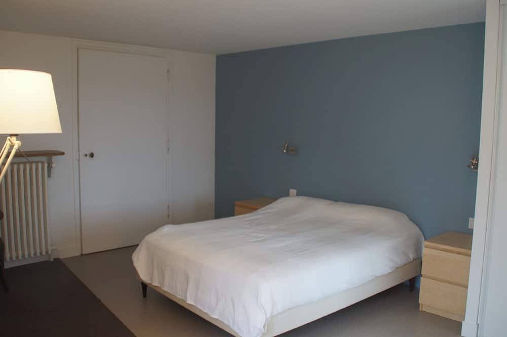 Gite in family home, on the banks of the Loire, garden, south-facing. in Combleux, Valle del Loira