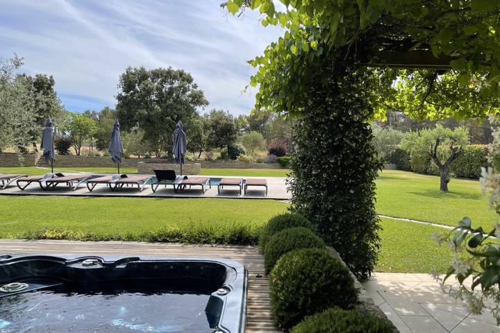 Location de vacances pour 10 personnes, avec jardin et terrasse ainsi que piscine et jacuzzi, adapté aux familles à Lambesc - 4