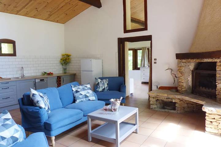 Gîte pour 5 personnes, avec piscine ainsi que terrasse et jardin à La Bastide-de-Bousignac