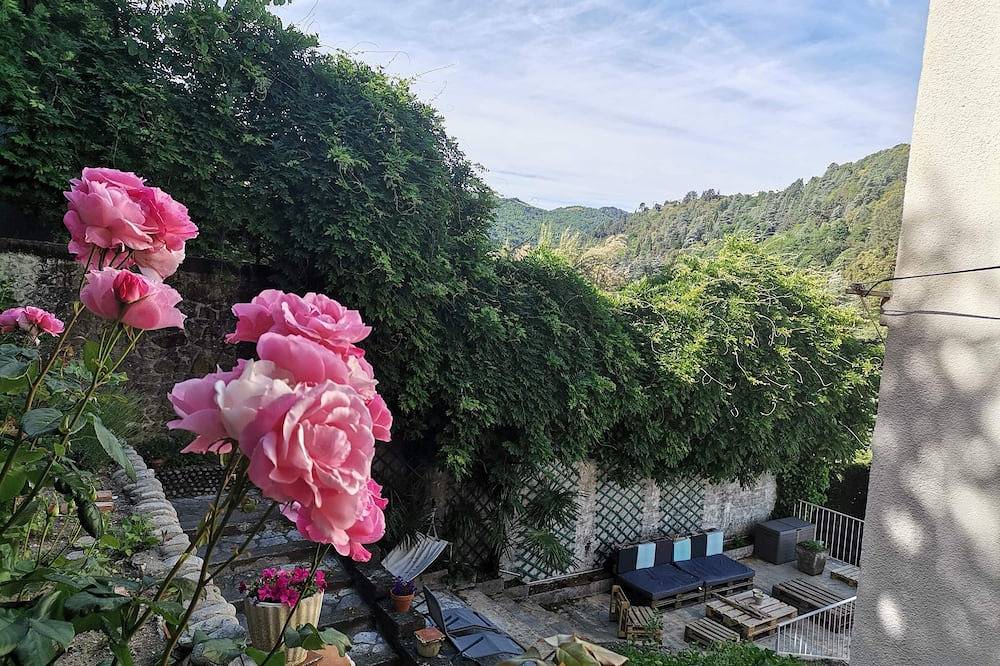 Entire apartment, Studio Gite Avec sa Grande Terrasse au Cœur de Vals Proche de Tout in Vals-les-Bains, Parc naturel régional des Monts d'Ardèche