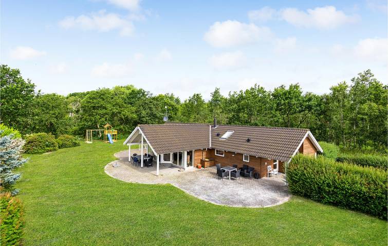 Ferienhaus für 8 Personen, mit Whirlpool und Garten sowie Sauna und Terrasse in Kramnitse