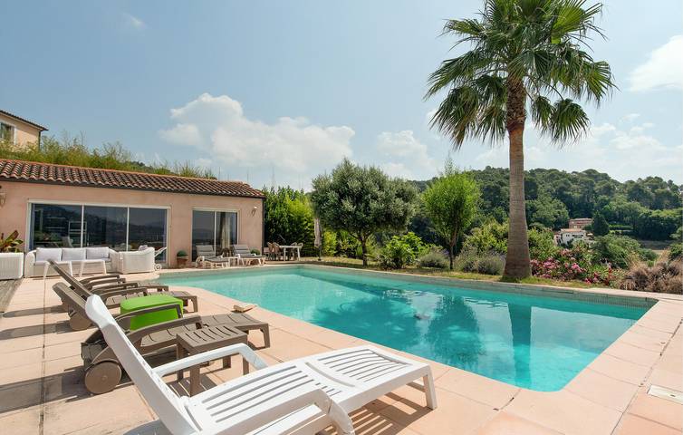 Maison de vacances pour 2 personnes, avec terrasse ainsi que jardin et piscine sur la Côte d'Azur