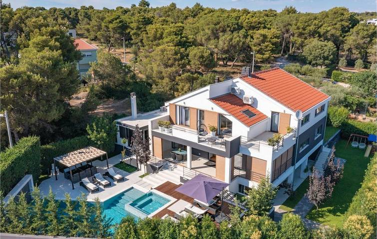 Gemütlich, nur 1 km vom Strand entfernt: beheizter Pool, WLAN, Klimaanlage und Parkplatz inklusive! in Zadar Stadt, Zadar (Kommun)