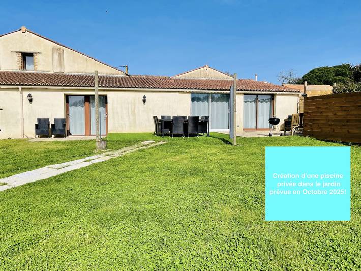 Gîte pour 8 personnes, avec terrasse ainsi que piscine et jardin