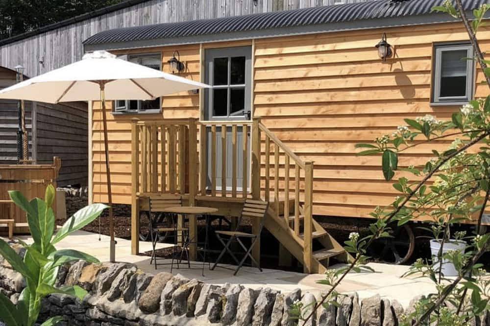 Digby's Hut - sleeps 2 guests  in 1 bedroom in Foolow, Derbyshire