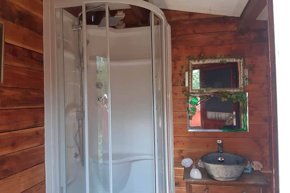 A Private Lakeside Retreat Kota Cabin in Renac, Redon und Umgebung