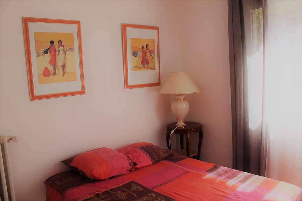 House with independent studio and pool in a village in the heart of the Alpilles in Paradou, Arles region