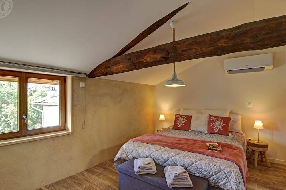 Gîte de Charme avec Spa et Parking Privé à la Campagne in Saint-Cyr-les-Vignes, Montbrison
