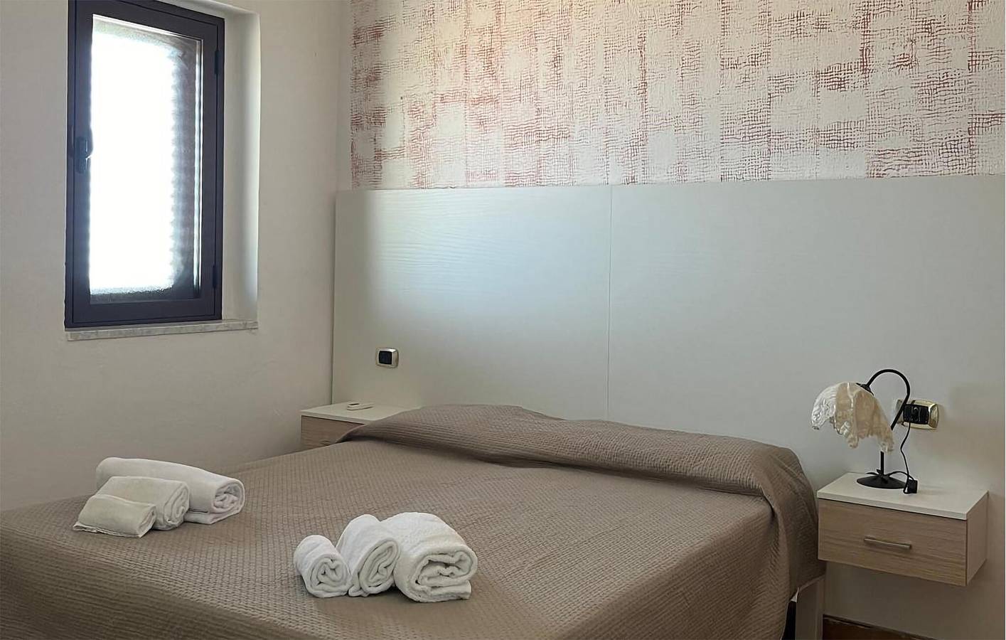 Ganze Ferienwohnung, Apartment am Strand mit Pool und Garten, AC und Parkplatz in Parghelia, Vibo Valentia Provinz
