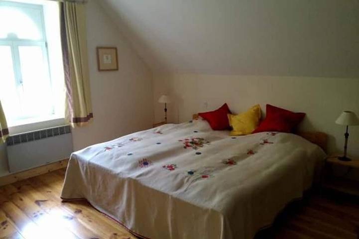 Gîte familial & authentique avec jardin arboré, entre Angers & Le Mans, idéal visites & détente in Dureil, Sarthe