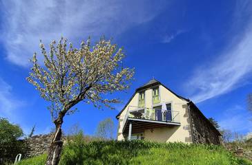 Gîte pour 6 personnes, avec jacuzzi ainsi que balcon et jardin dans l' Aveyron