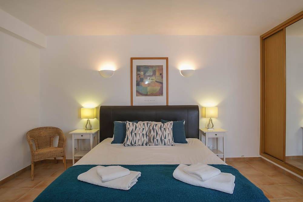 Spacious family villa with private pool and sea views in Luz, Faro Distrikt