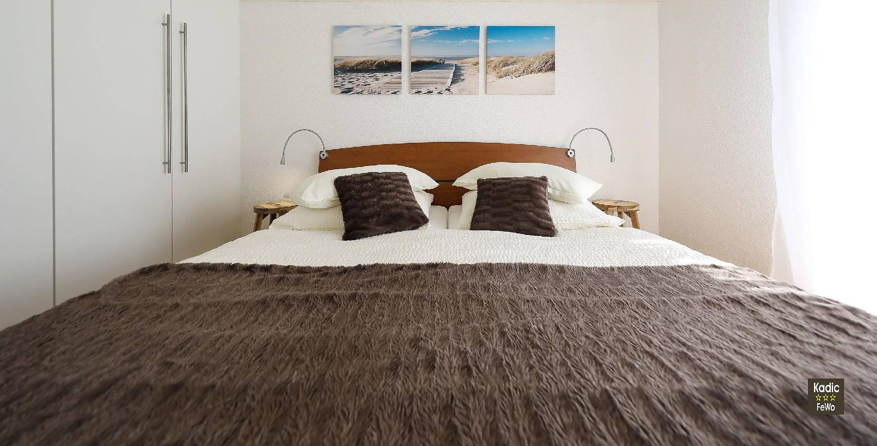 Ganze Ferienwohnung, Komfortable Ferienwohnung mit großem Balkon, direkt am Meer gelegen in Vir