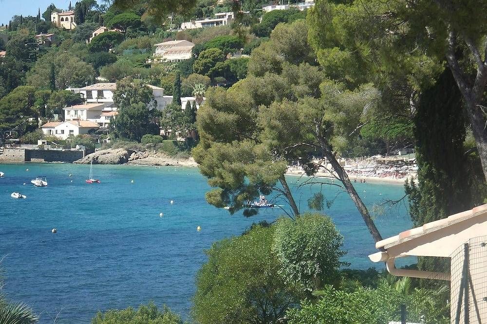 Entire apartment, 3 Bed Apartment With Balcony triple glazing & Sea Views 2 Minutes From The Beach in Plage d'Aiguebelle, Le Lavandou