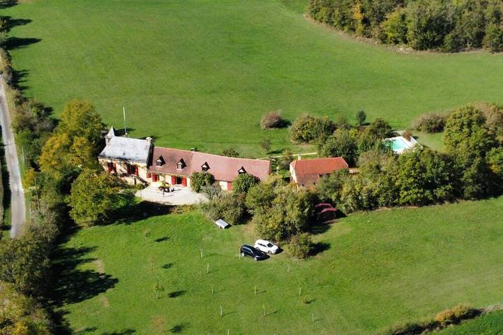 Location de vacances pour 14 personnes, avec jardin, animaux acceptés à Lamothe-Fénelon