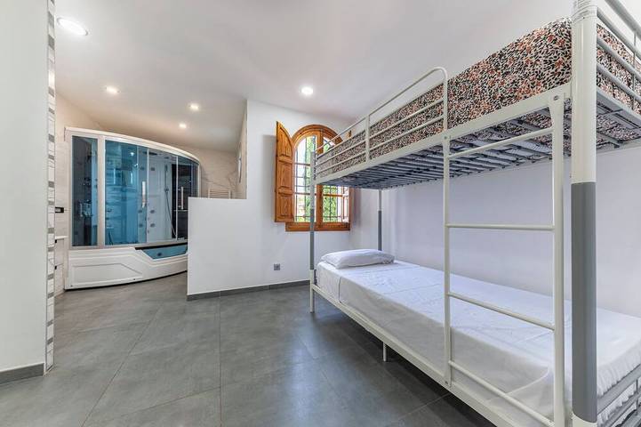 Large villa with huge garden and swimming pool, perfect for groups and events in Elche, Costa Blanca