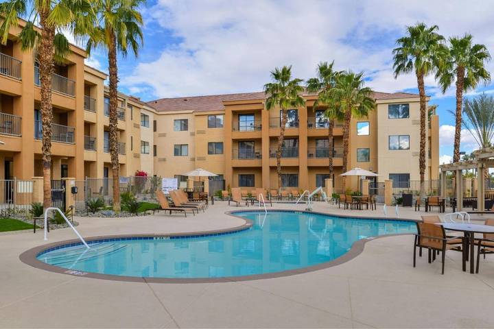 Apartamento para 2 personas, con terraza además de vistas y piscina, Se admiten mascotas en Palm Desert