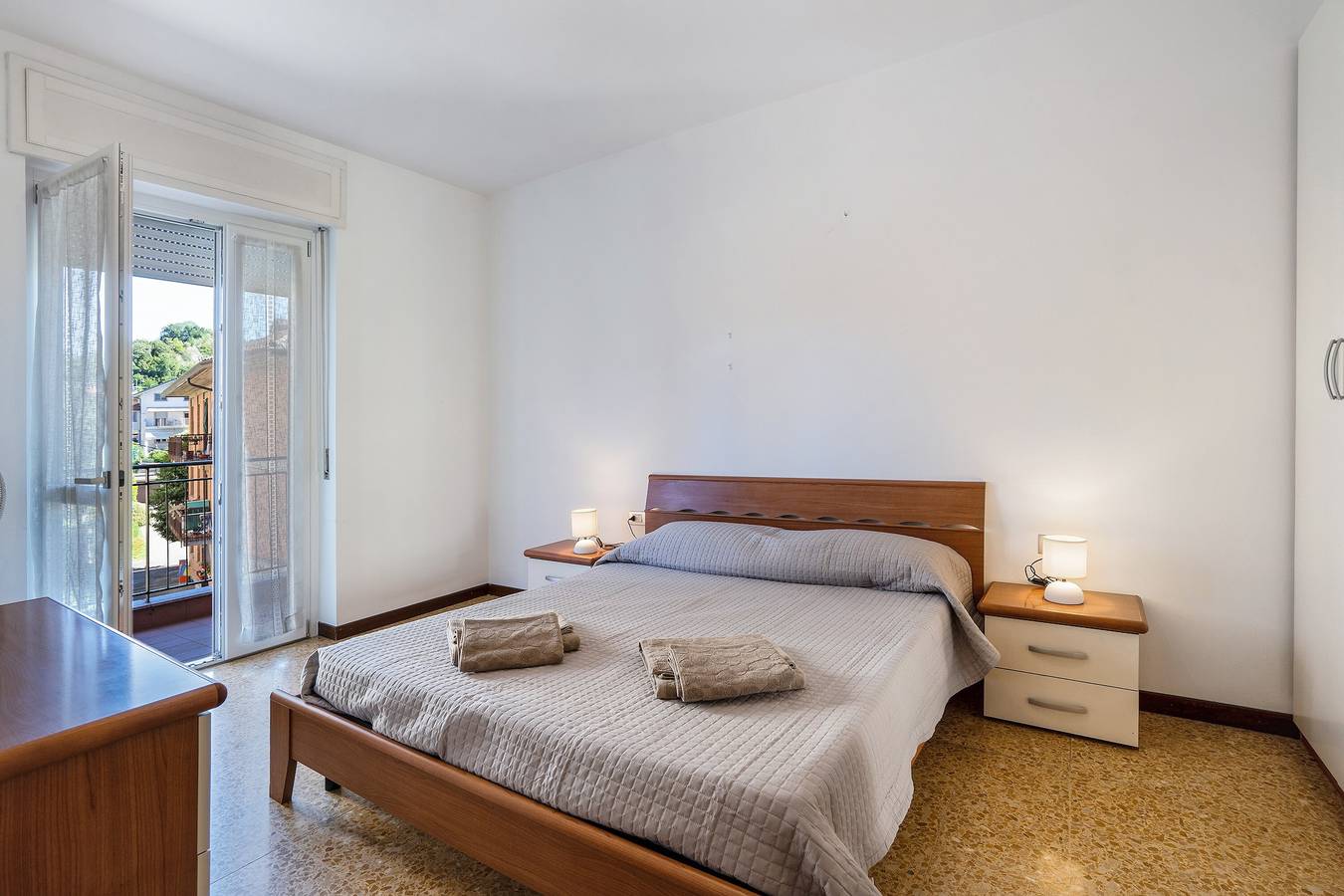 Ganze Wohnung, Ferienwohnung Iris Lago Maggiore mit Seeblick, Balkonen, Klimaanlage und Wlan in Angera, Comune di Angera