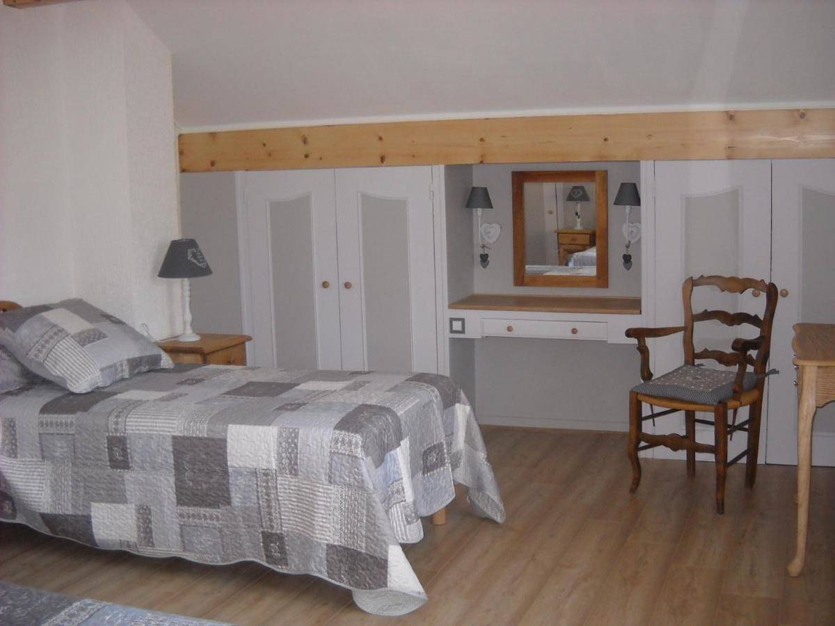 Triple Room with Private Bathroom in Nâves-Parmelan, Région d'Annecy